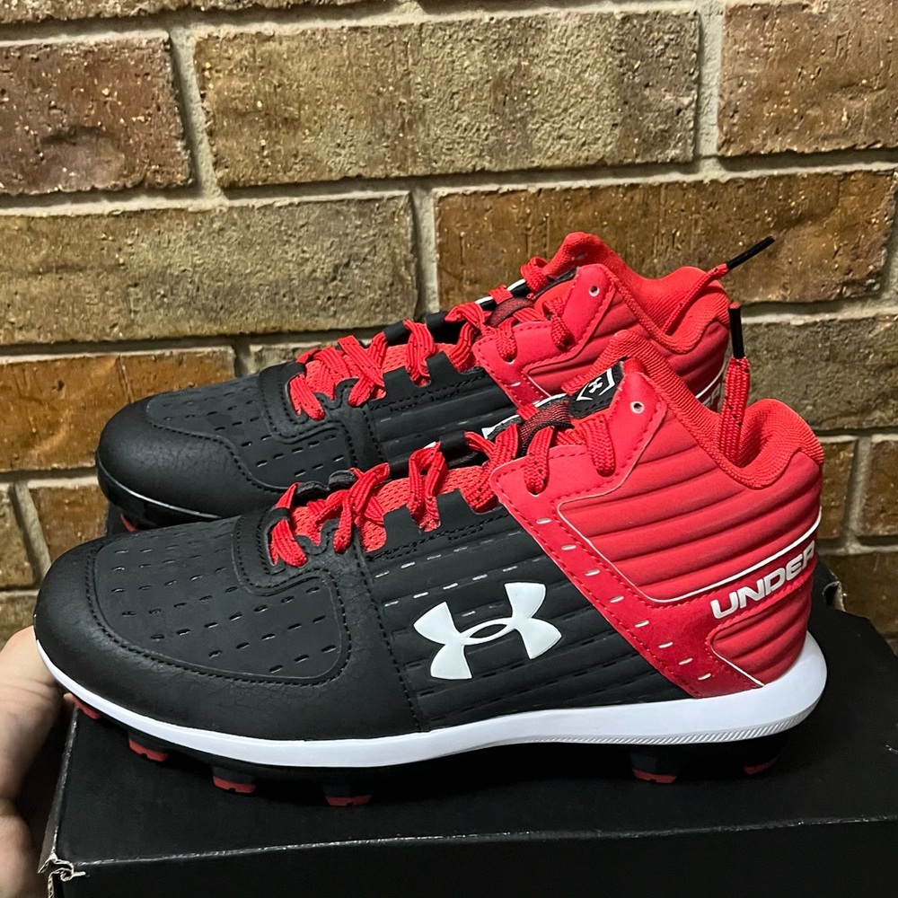 Under Armor Boys Cleats red/black size 5 1/2